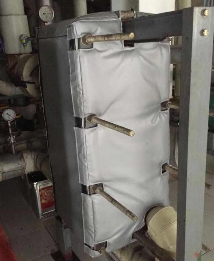 板式<a href=http://m.jcc.org.cn/e/tags/?tagname=%E6%8D%A2%E7%83%AD%E5%99%A8%E4%BF%9D%E6%B8%A9 target=_blank class=infotextkey>換熱器保溫</a>套